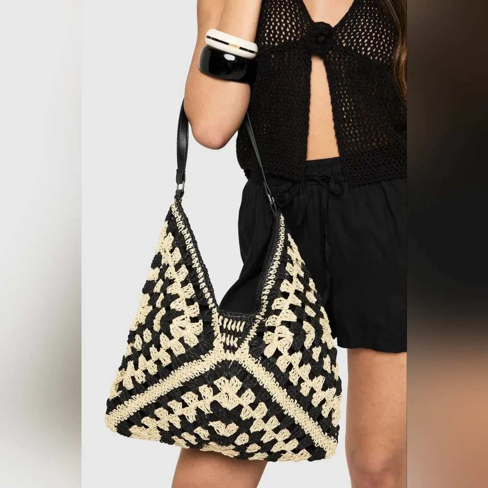 boohoo Contrast Crochet Beach Bag - Picture 1 of 7